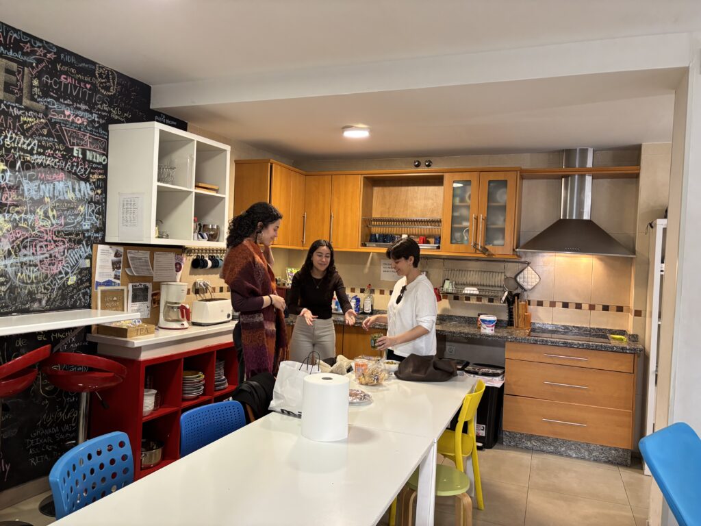 cocina con tres personas