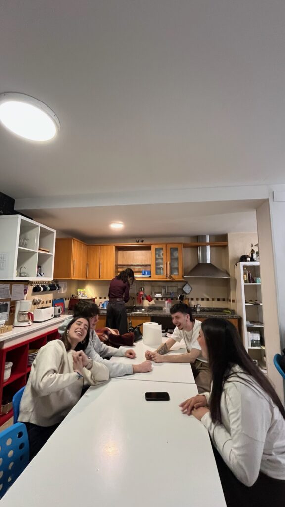 cocina mirando a cámara