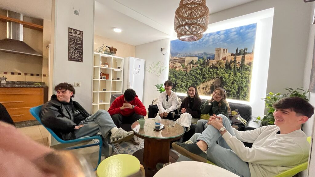 otra salon mirando en parte a camara