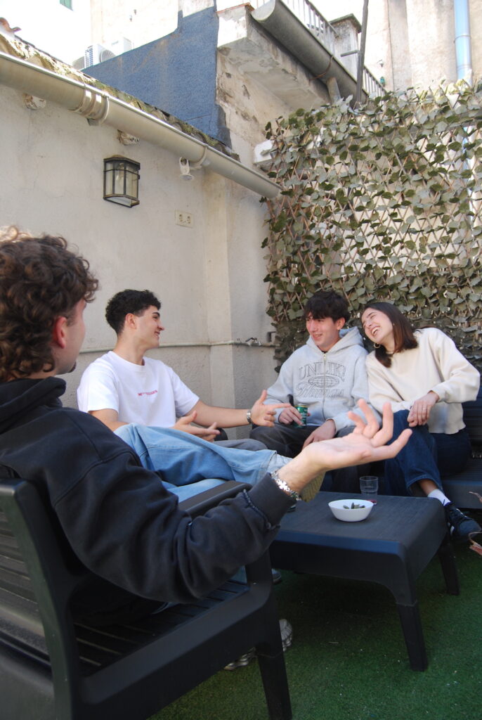 terraza esquina muebles negros