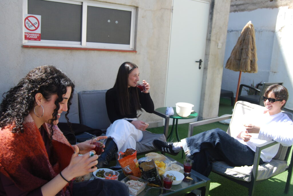 zona sofás con gente terraza